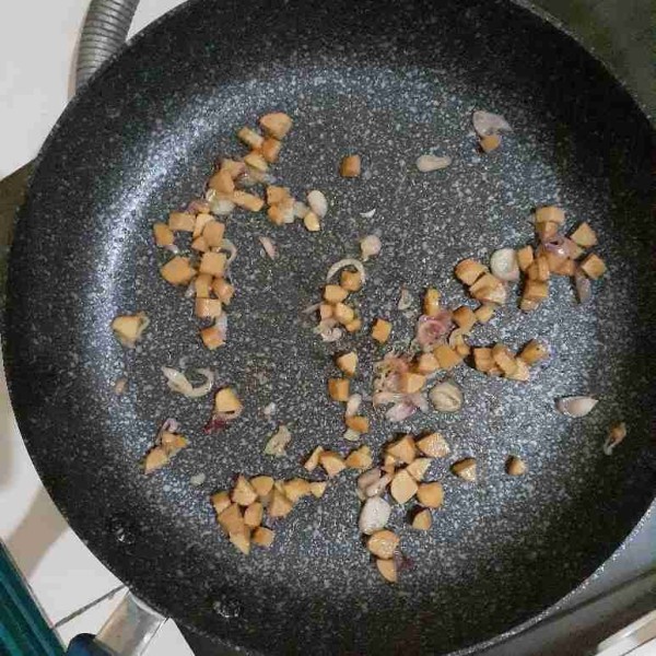 Masukkan sosis ayamnya, garam, gula dan merica bubuknya. Aduk merata dan tumis sampai matang. Angkat.