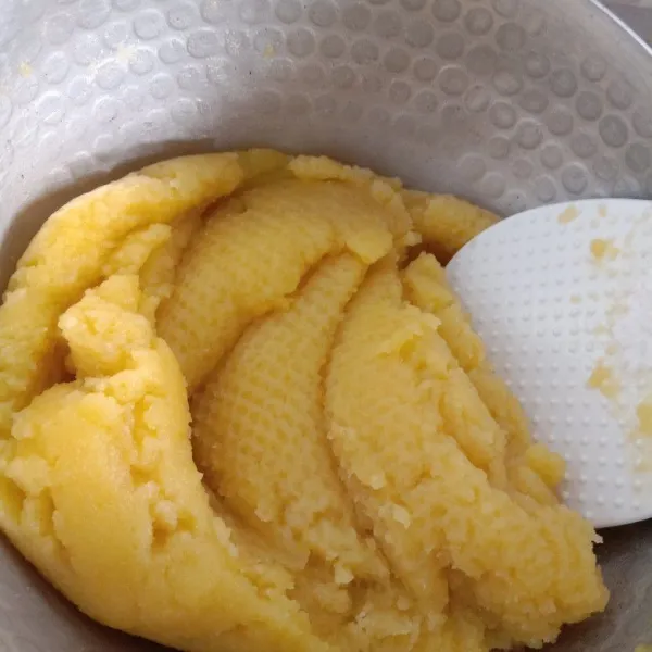Adonan choux pastry : rebus margarin bersama air, garam hingga mendidih kemudian masukkan tepung terigu, aduk hingga tidak lengket / kalis dan dinginkan.