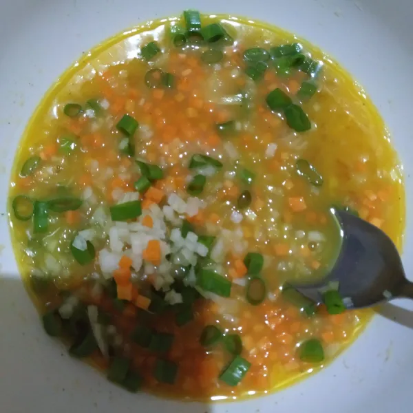 Tambahkan wortel, bawang bombay dan daun bawang.