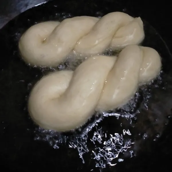 Goreng dalam minyak goreng dengan api kecil sekali, lalu balik. Angkat dan tiriskan.