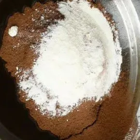 Masukan tepung, coklat bubuk, gula, baking powder, baking soda, garam ke dalam coklat leleh, aduk hingga rata, tambahkan minyak dan vanili.