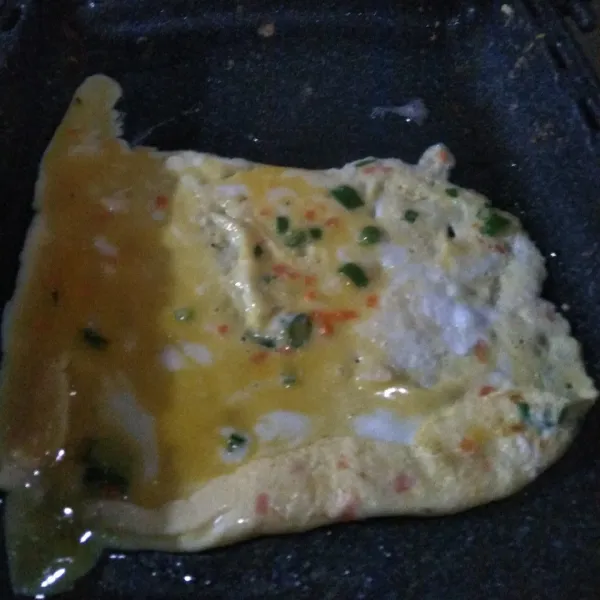 Panaskan wajan anti lengket, olesi dengan minyak goreng, lalu tuang 1/4 bagian, lalu setelah telur 1/2 matang gulung bagian ujung. Lalu olesi lagi wajan degan minyak goreng.