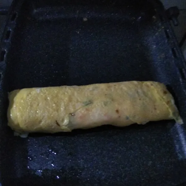 Lakukan hal  selanjutnya seperti langkah diatas sampai adonan telur selesai dan masak sebentar,lalu siap disajikan.