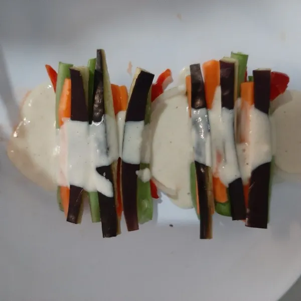 Siram bagian tengah dengan tepung bakwan yang sudah dicairkan, kental lebih baik. Tidak usah banyak-banyak yang penting bisa mengikat semua bagian, kalau tidak ada tepung instan bakwan, bisa menggunakan tepung terigu, sedikit tepung maizena lalu ditambah garam.