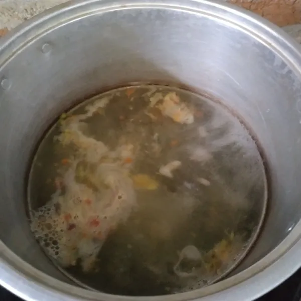 Didihkan air di panci, kemudian masukkan cabe rawit halus dan irisan bawang merah.