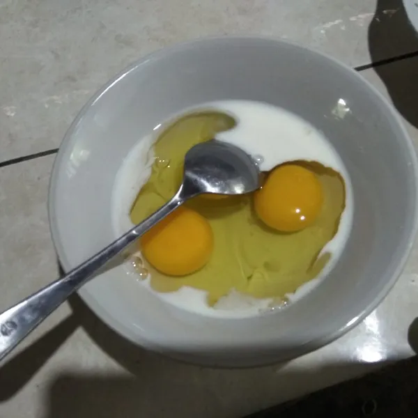 Kocok telur dan susu.
