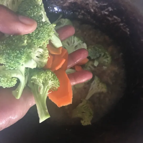 Masukkan sayuran yaitu brokoli dan wortel.