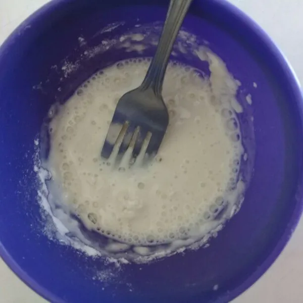Siapkan wadah, lalu campur tepung terigu dan air.