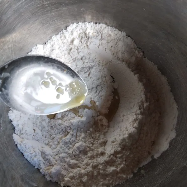 Campur tepung terigu, gula pasir, garam, dan air jahe. Aduk rata.