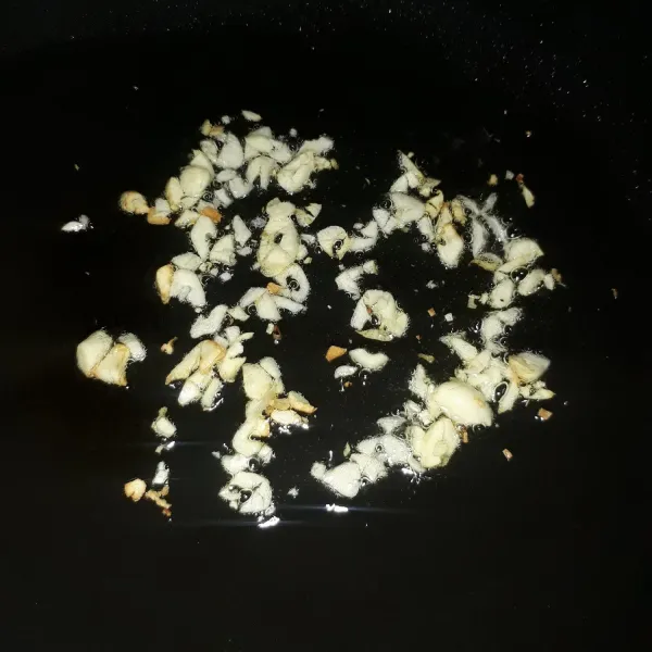 Panaskan minyak, tumis bawang putih hingga harum.