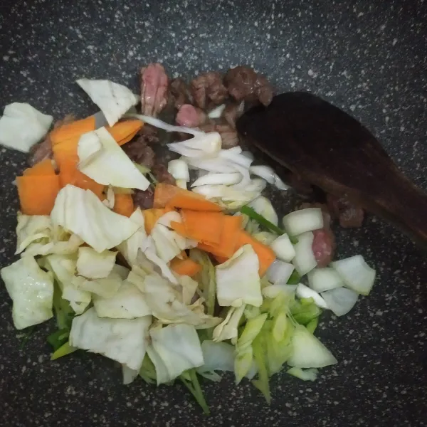 Masukkan wortel dan kol yang sudah dipotong, masak sampai matang.