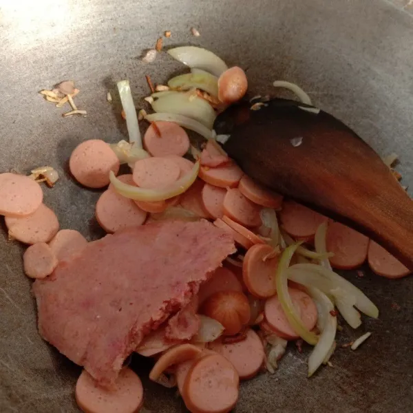 Bahan Isian : panaskan minyak tumis bawang merah, bawang putih, bawang bombay hingga harum, masukkan sosis dan kornet, aduk rata.