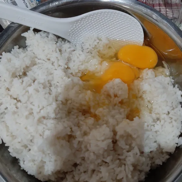 Dinginkan nasi dalam kulkas hingga agak dingin saja jangan terlalu dingin agar nasi tidak lembek. Setelah dingin campur nasi dengan telur.