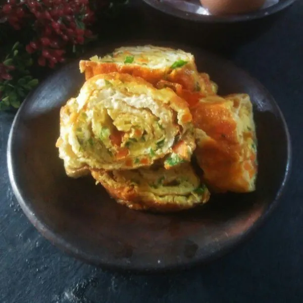 Angkat dingin lalu lalu potong potong telur sesuai selera,  sajikan.