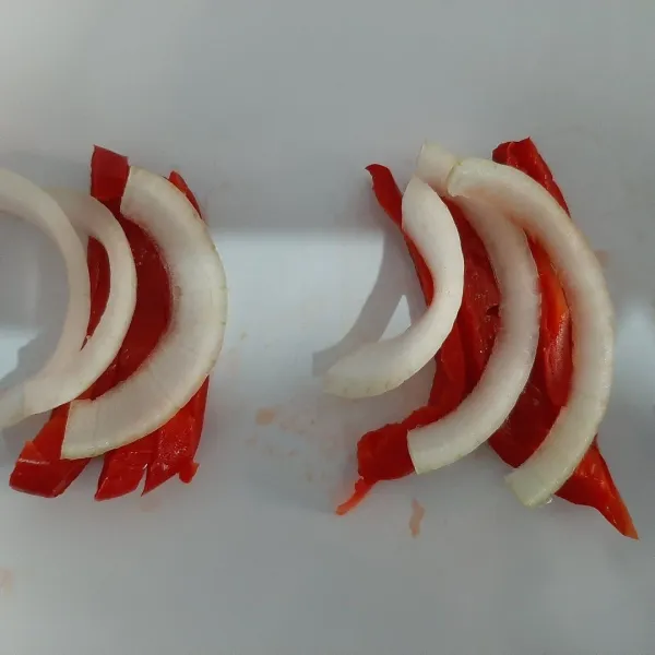 Potong panjang bombay lalu letakkan diatas paprika.