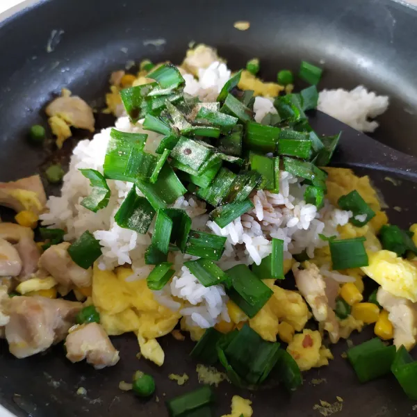 Masukkan nasi ,daun bawang, shoyu, lada dan garam.