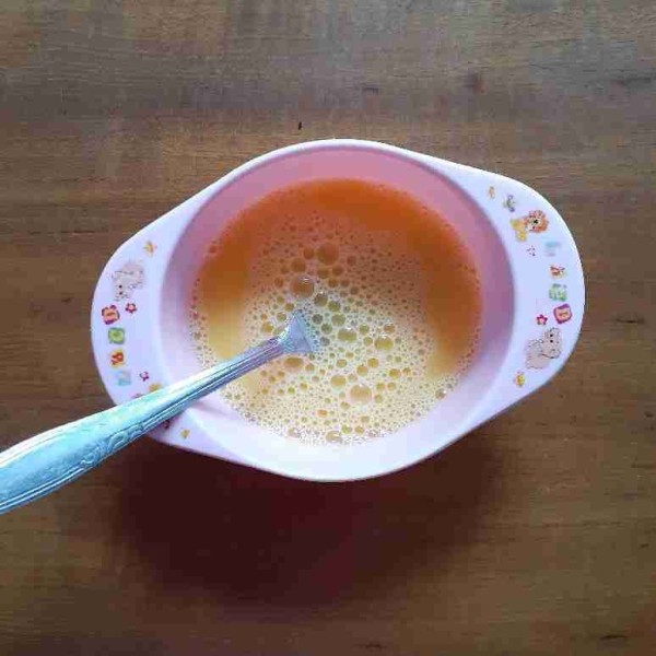 Dalam wadah, kocok telur lepas. Tambahkan air putih, kocok kembali.