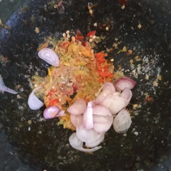 Haluskan cabe rawit, Iris tipis bawang merah.