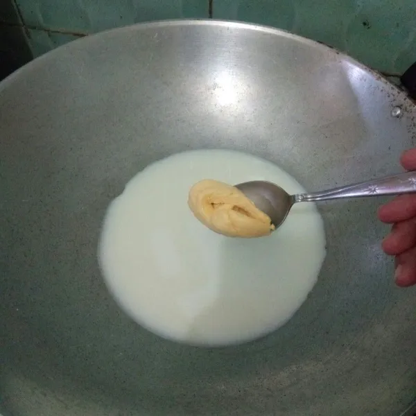 Panaskan wajan, masukkan sisa susu, gula, garam dan mentega, aduk rata hingga mendidih.
