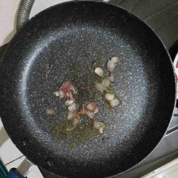 Panaskan margarin dalam teflon. Tumis bawang merah sampai layu dan harum.