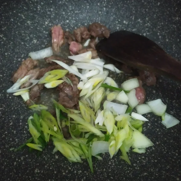 Lalu masukkan bawang bombay dan daun bawang, aduk rata.