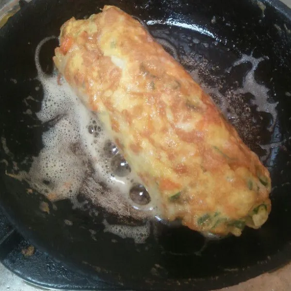 Lakukan begitu terus sampai adonan telur habis.