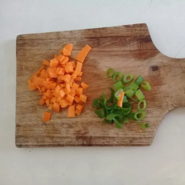 Cuci bersih bahan isian, lalu potong dadu wortel dan iris daun bawang.