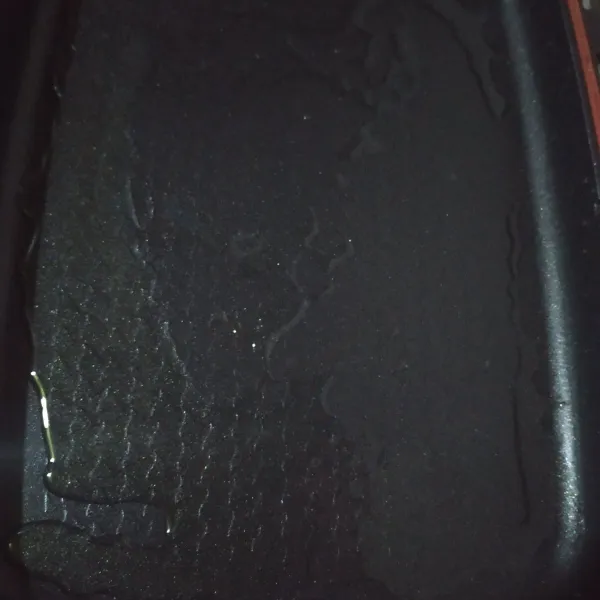 Panaskan minyak goreng di wajan datar.