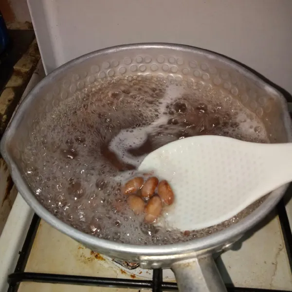 Cuci bersih kacang merah, rebus dalam air mendidih hingga empuk.