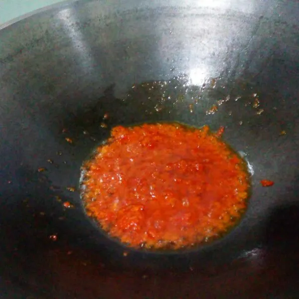 Tumis bumbu halus sampai harum sedap, tambahkan saus tomat, saus sambal, aduk rata.