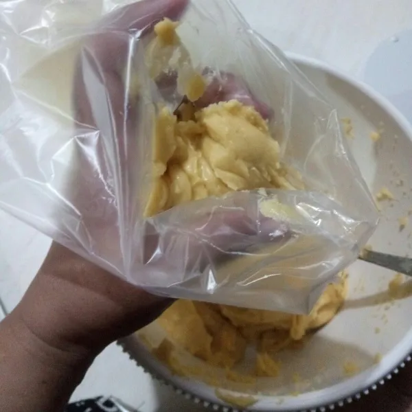 Masukkan adonan ke dalam piping bag,lalu bentuk diatas loyang.