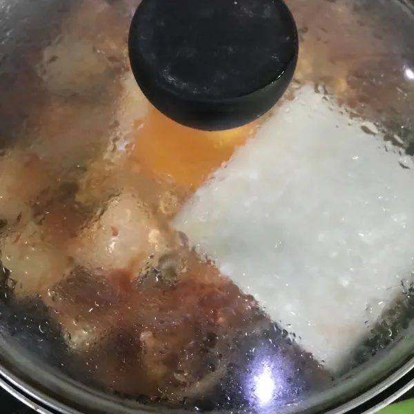 Letakkan keju diatas mie, masak dengan api kecil lalu tutup sampai keju meleleh. Jangan terlalu lama agar kuning telur tetap berwarna kuning keemasan. Matikan api, lalu taburi daun bawang.