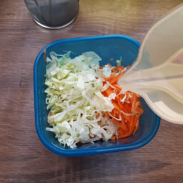 Tuangkan dalam wadah berisi sayuran, aduk merata, dan simpan di kulkas (lebih enak jika disimpan 1 malam).