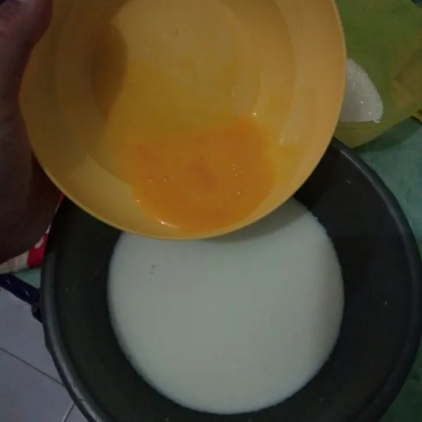 siapkan wadah, masukkan tepung maizena, susu dan telur lalu aduk rata.