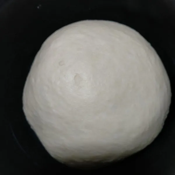 Campur tepung terigu, ragi instan, gula pasir dan air dingin. Uleni hingga Kalis. Tambahkan margarin dan garam, uleni hingga kalis elastis. Bulatkan.