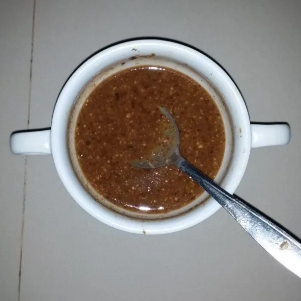 Rebus kacang tanah, air, gula merah, garam dan cabe merah hingga mengental. Sajikan sate jamur kancing dengan sambel kacang.