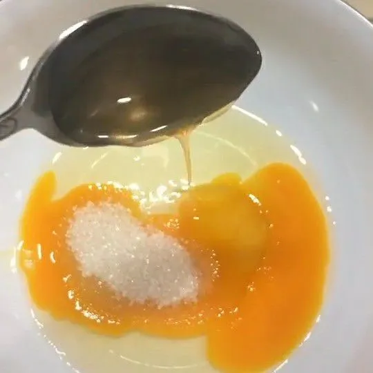 Masukkan telur, gula dan madu kedalam wadah, kemudian aduk sampai rata.