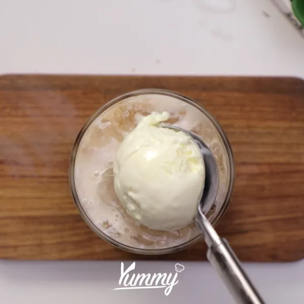 Tambahkan es krim vanilla sebagai topping di atasnya. Es Kopi Cincau Jelly siap untuk disajikan.