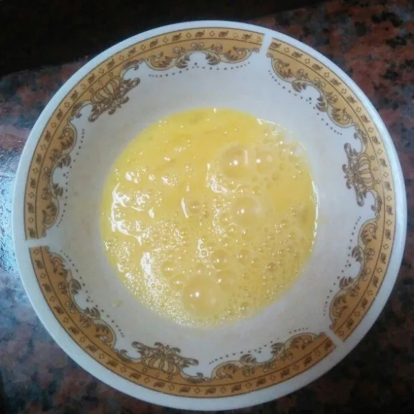 Kocok telur, masukan garam, kaldu jamur, kecap asin.