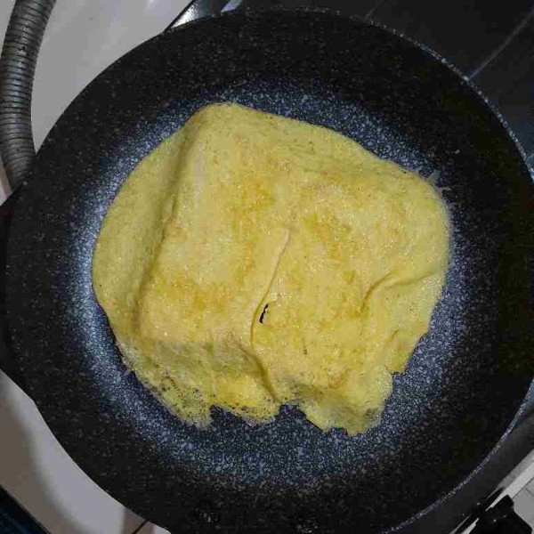 Setelah telur matang, balik telurnya.