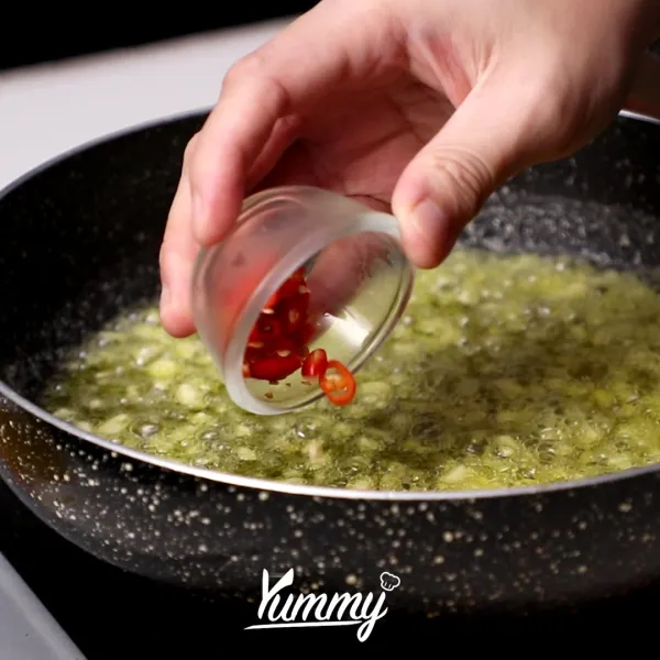 Tambahkan cabai rawit dan jamur shiitake, tumis hingga ½ layu.