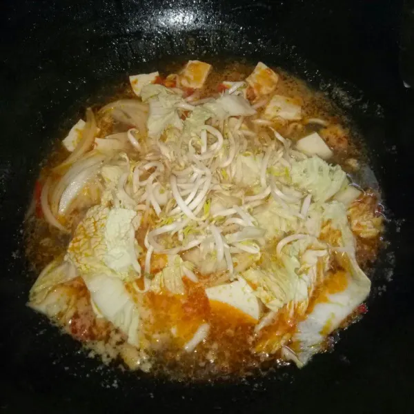 Masukkan tauge dan sawi putih. Aduk rata, masak sampai mendidih. Tes rasa, jika mau diangkat taburi daun bawang dan beri perasan air jeruk nipis. Angkat dan sajikan selagi hangat.