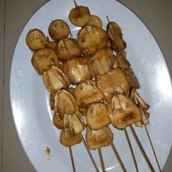 Tusuk jamur kancing dengan tusukan sate. Lakukan hingga selesai. Sisa bumbu tambahkan dengan margarin cair.