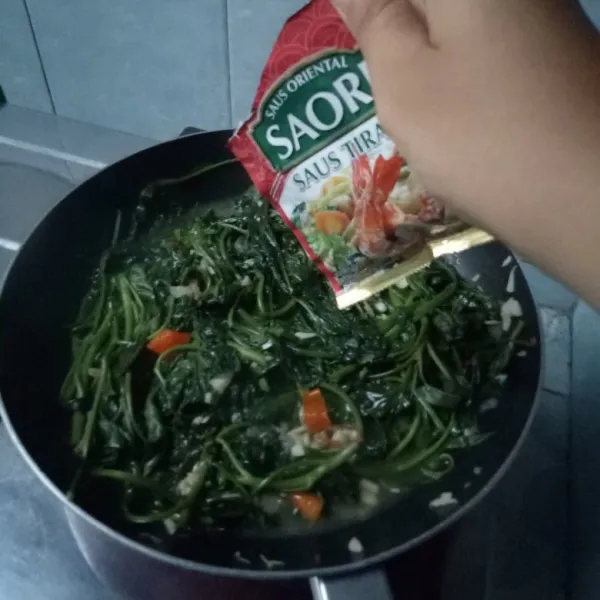 Masukkan saos tiram, gula, garam. Lalu aduk sampai matang.