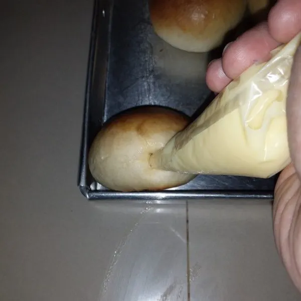 Lubangi roti dengan sumpit. Kemudian semprotan vla secukupnya.