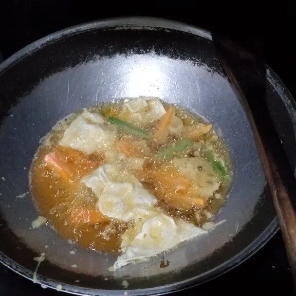 Panaskan minyak agak banyak, goreng tempura sampai kecoklatan.