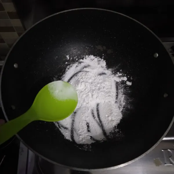 Sembari menunggu adonan dikukus, sangrai 50 gram tepung ketan putih untuk mengalasi adonan ketika dipipihkan.