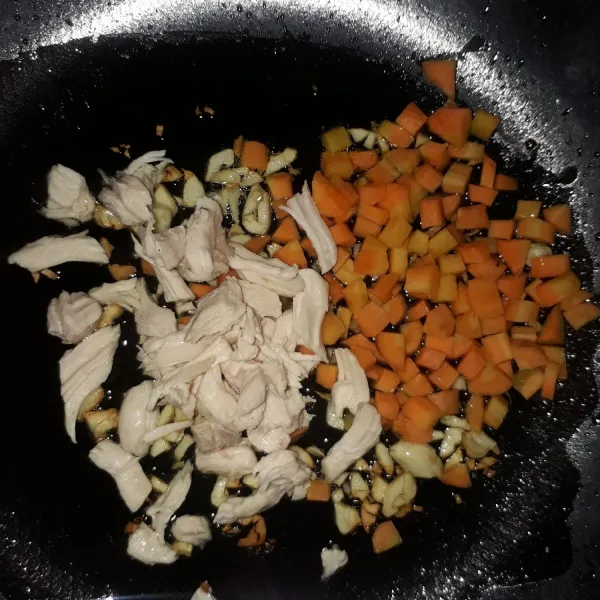 Masukkan ayam dan wortel. Masak sampai wortel matang.