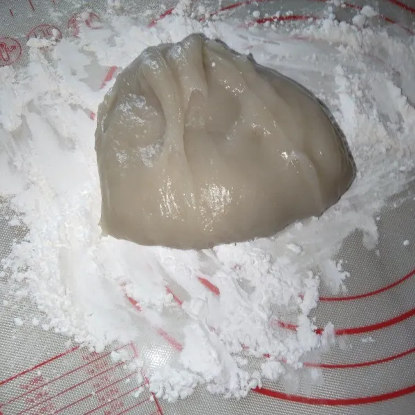 Aduk-aduk adonan mochi yang sudah matang, kemudian letakkan diatas tepung tapioka yang sudah disangrai.