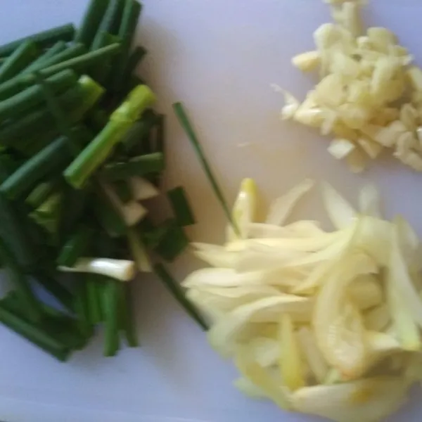 Cincang bawang putih, potong sabit bawang bombai, dan potong daun bawang memanjang ± 2 cm.